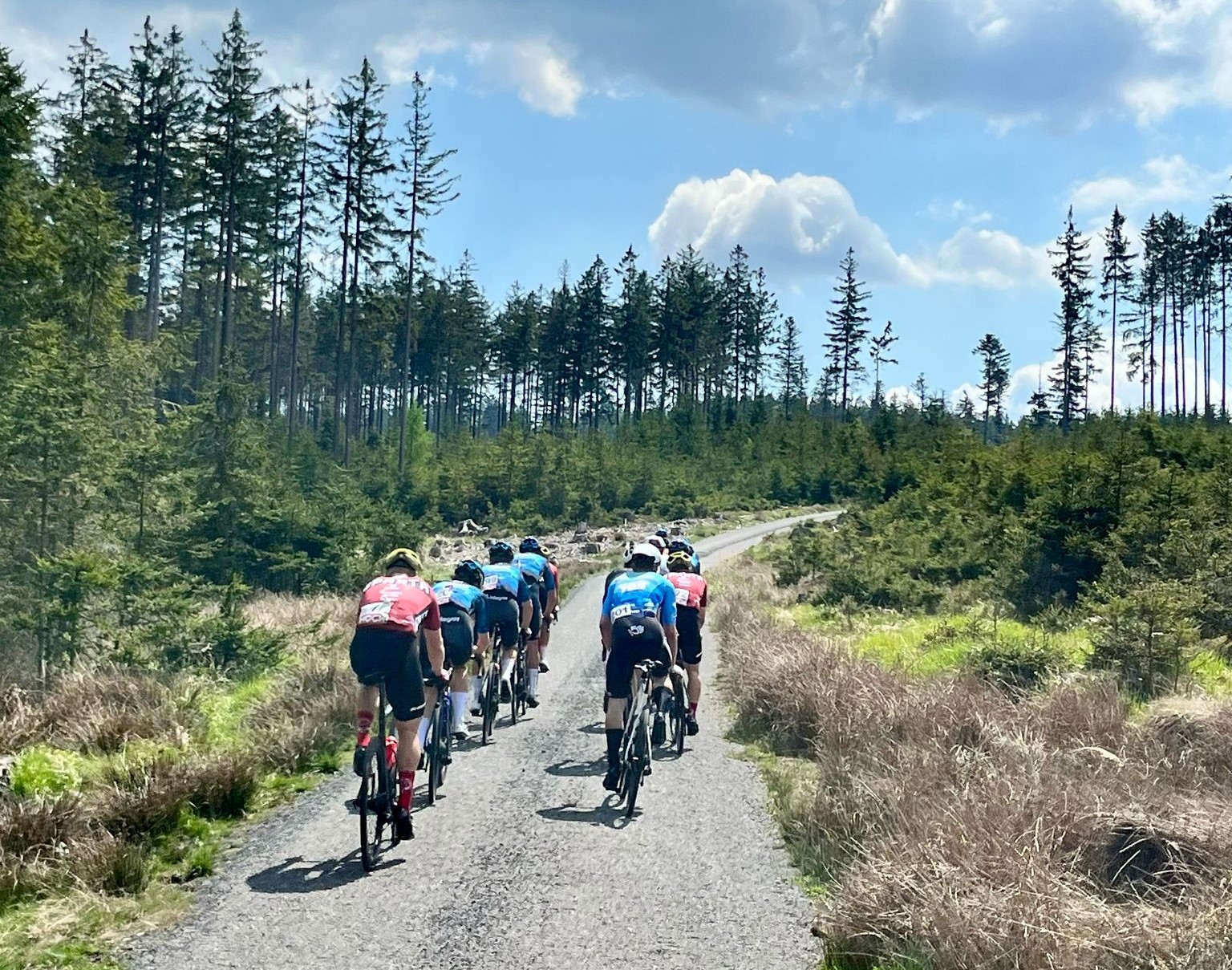 Na prvního máje? Na Tour de Brdy! Po silnicích vrchoviny i jedinou šotolinou ku Praze…