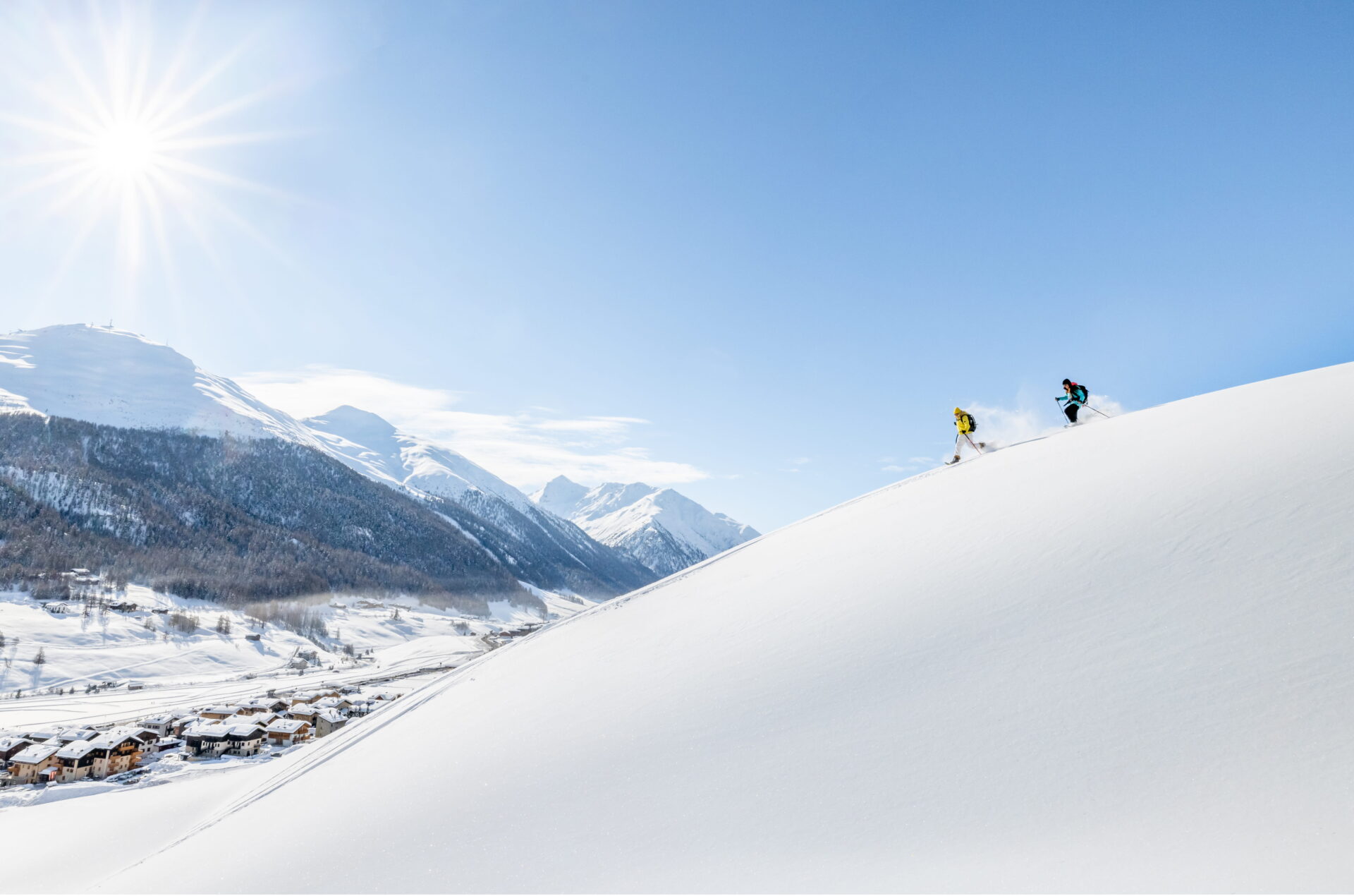 Livigno na sněhu i na jaře. Lyžuje se do května, pomalý rytmus hledejte mimo sjezdovky
