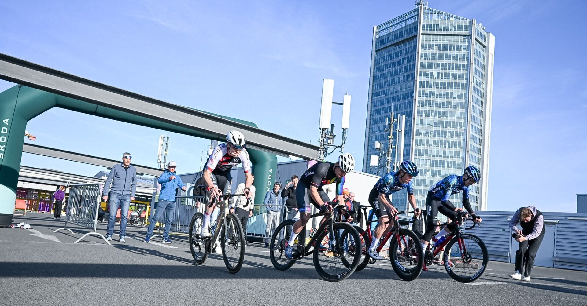 Hodinky v garáži na Pankráci vyhrál v drsném souboji kol Kniha